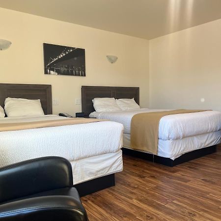 Sleep Suite Motel Steinbach Екстер'єр фото