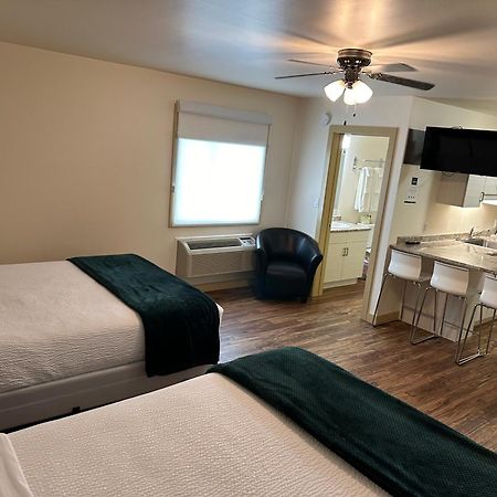 Sleep Suite Motel Steinbach Екстер'єр фото