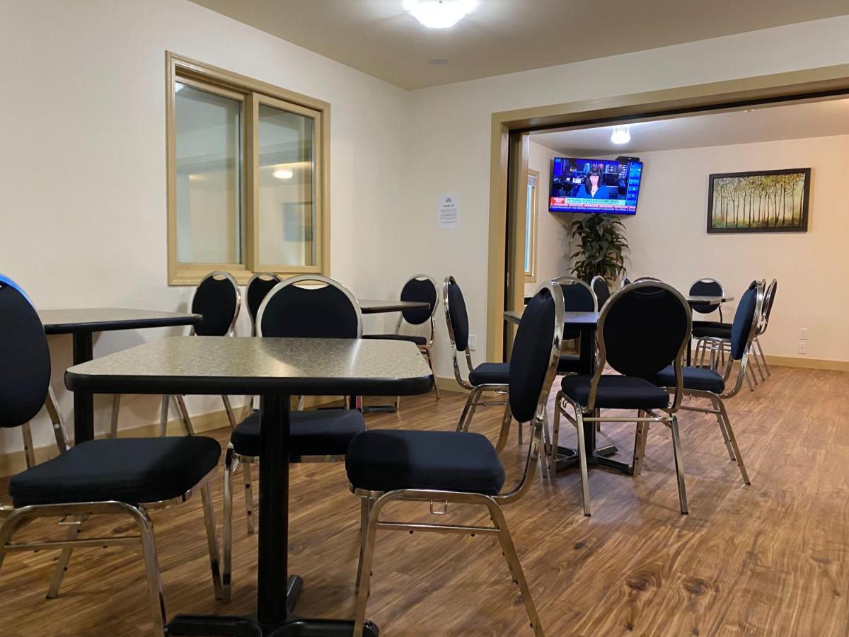 Sleep Suite Motel Steinbach Екстер'єр фото