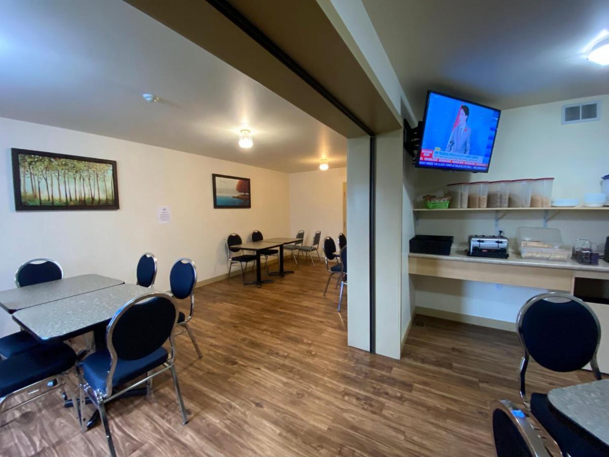 Sleep Suite Motel Steinbach Екстер'єр фото