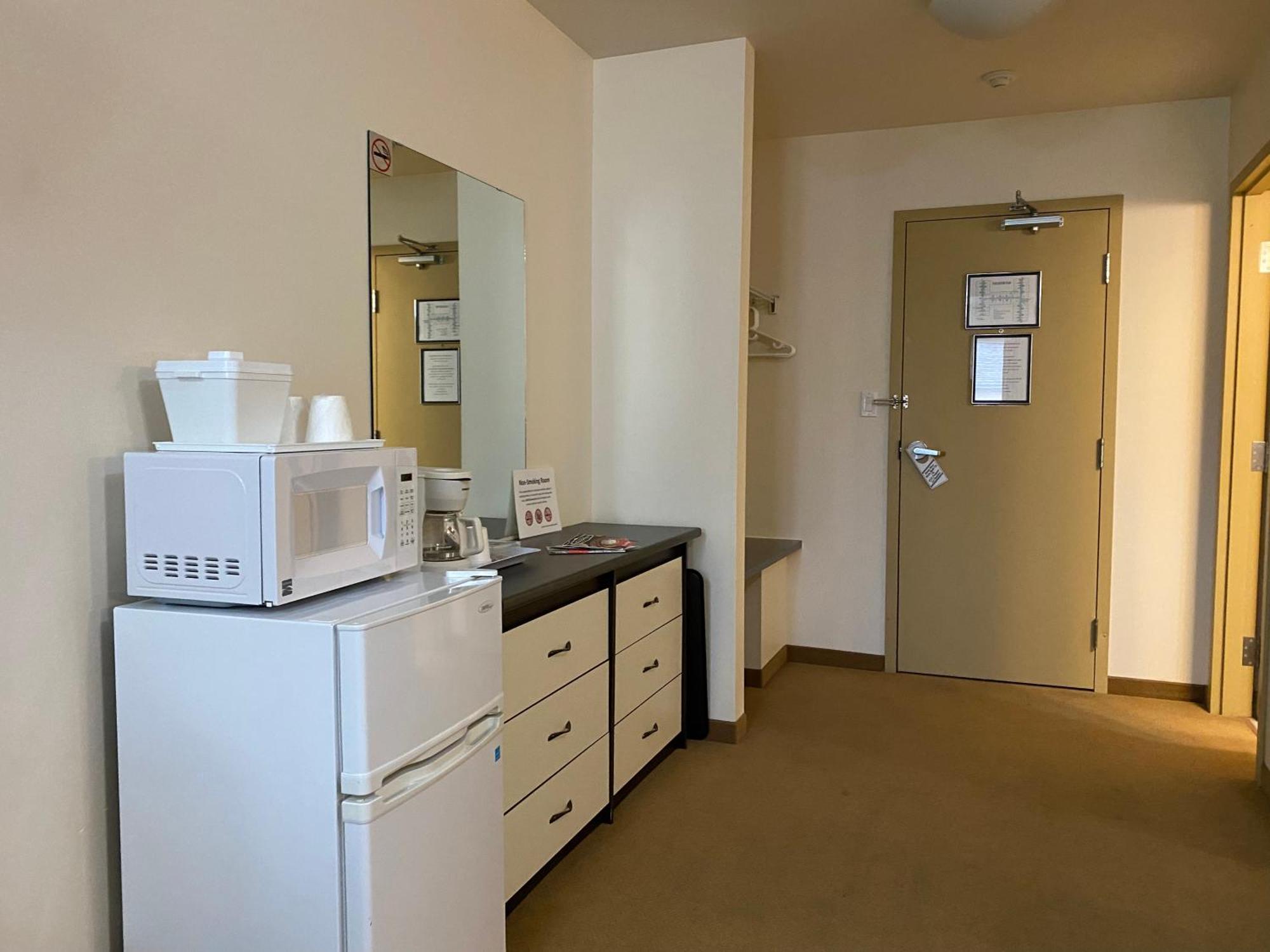Sleep Suite Motel Steinbach Екстер'єр фото