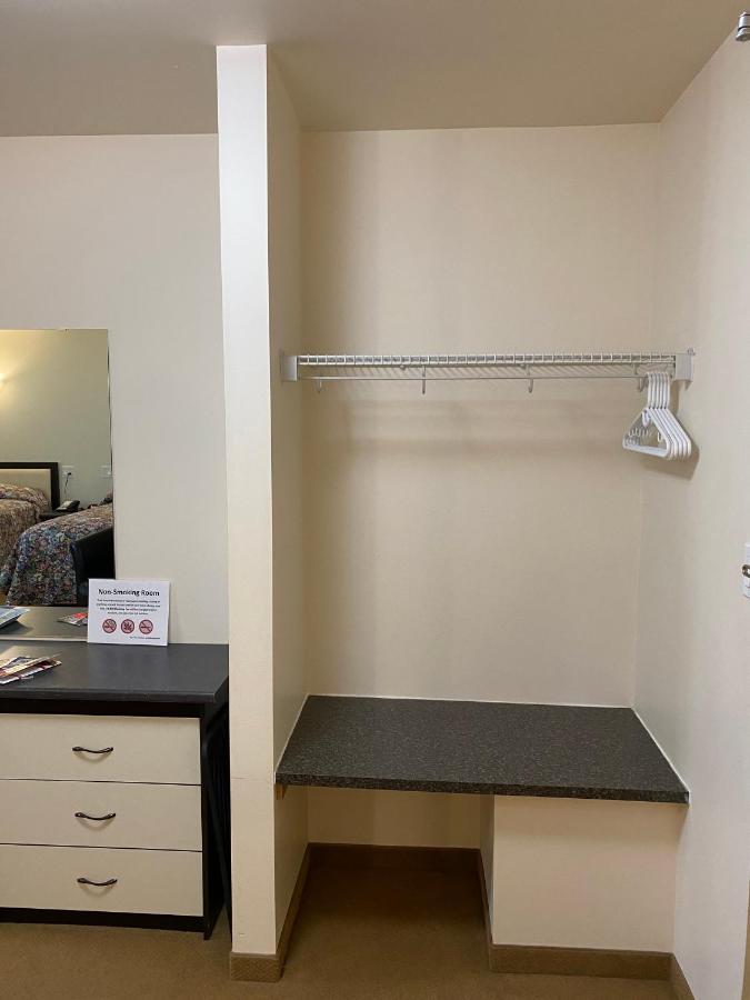 Sleep Suite Motel Steinbach Екстер'єр фото