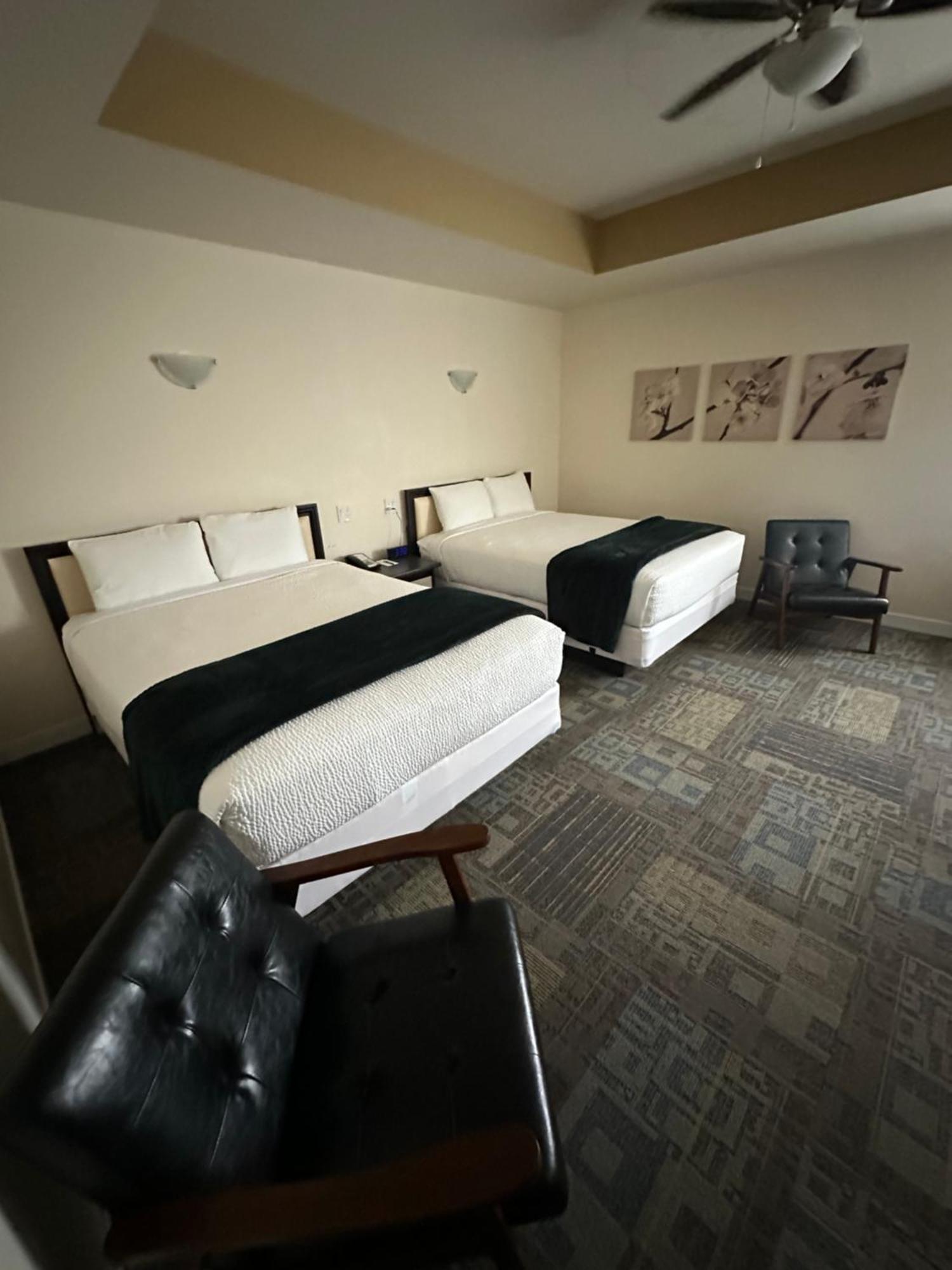 Sleep Suite Motel Steinbach Екстер'єр фото