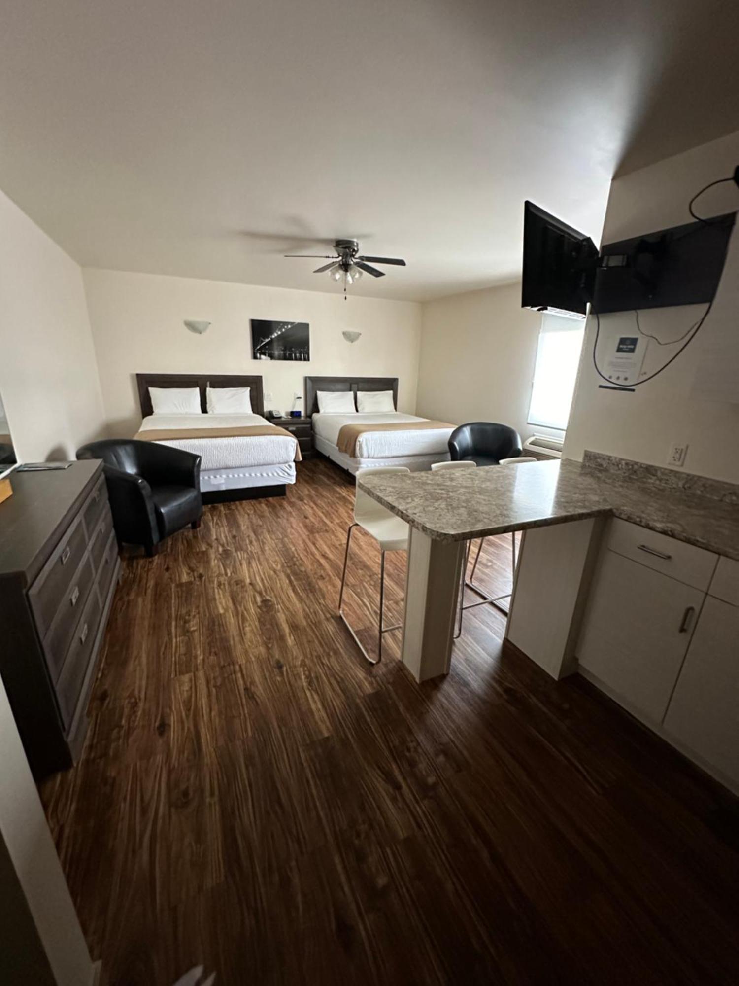 Sleep Suite Motel Steinbach Екстер'єр фото