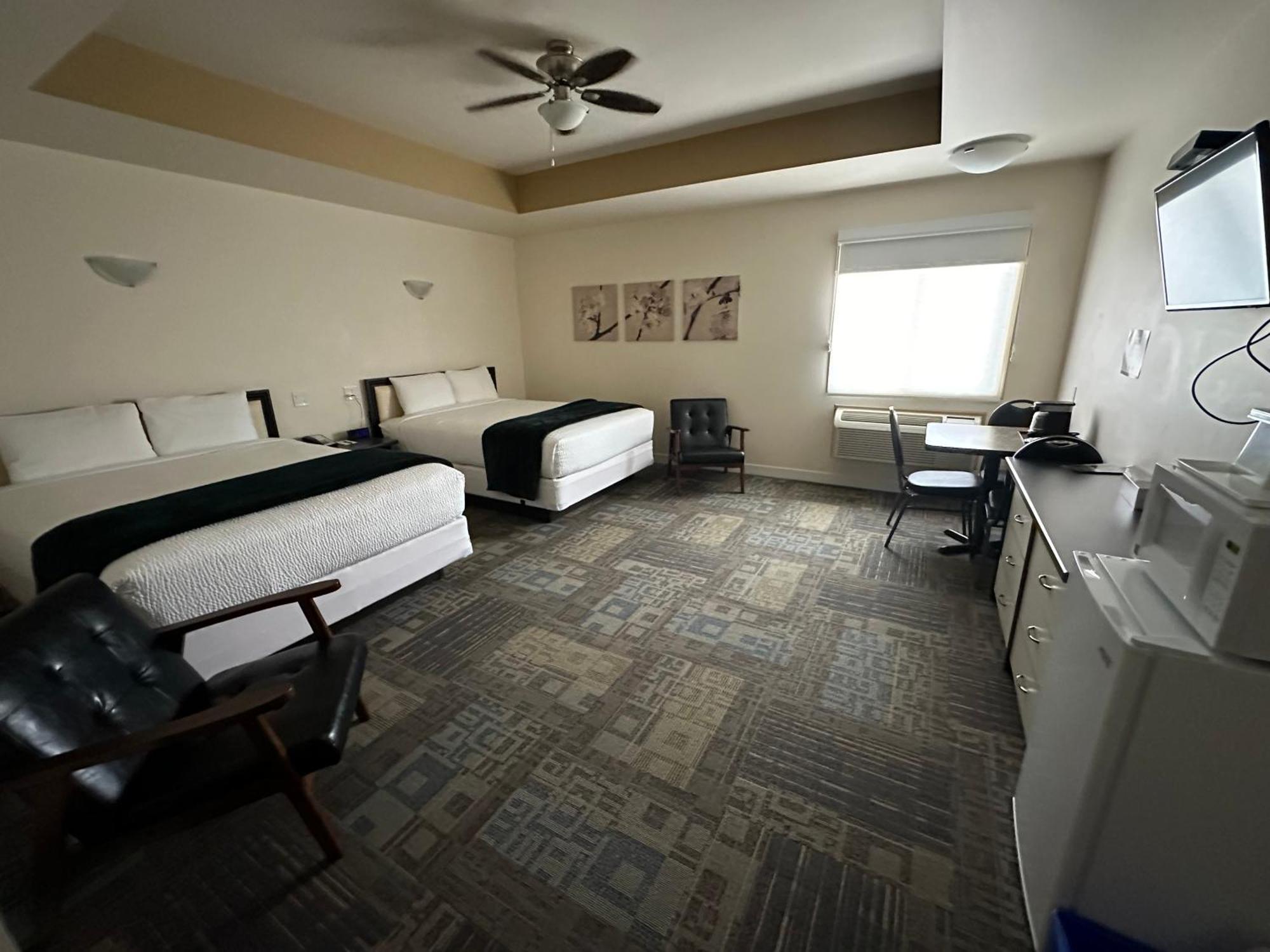 Sleep Suite Motel Steinbach Екстер'єр фото