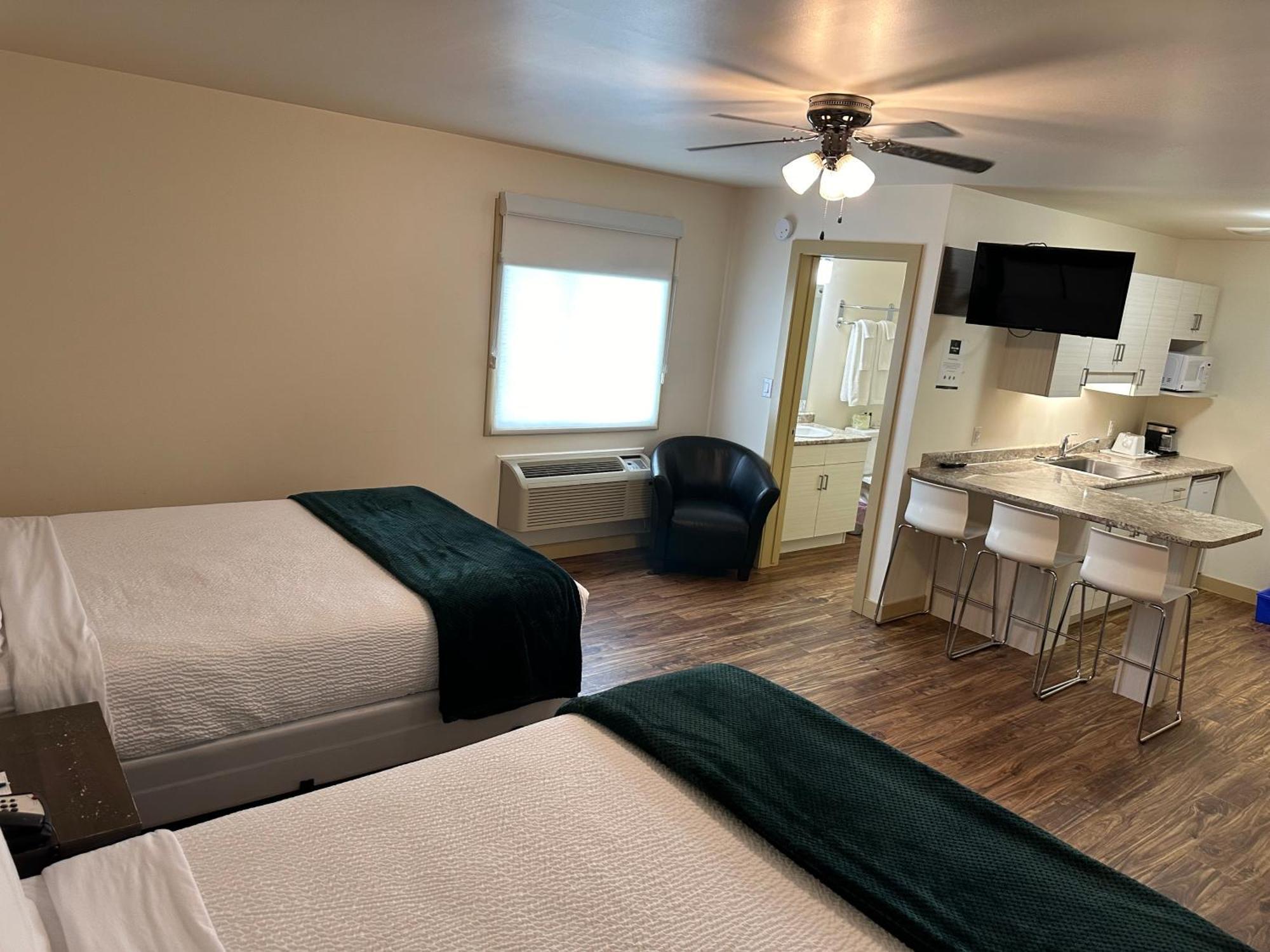 Sleep Suite Motel Steinbach Екстер'єр фото