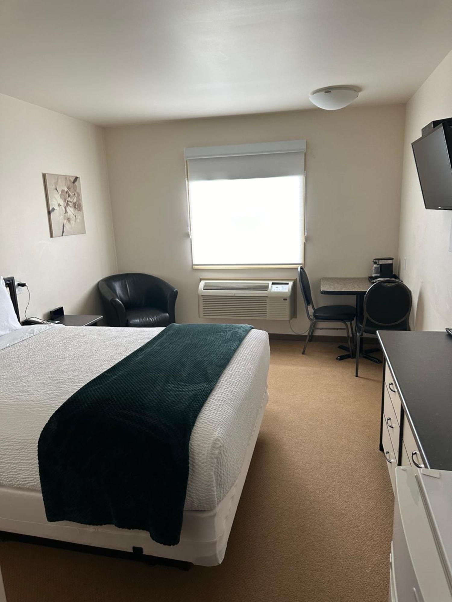 Sleep Suite Motel Steinbach Екстер'єр фото