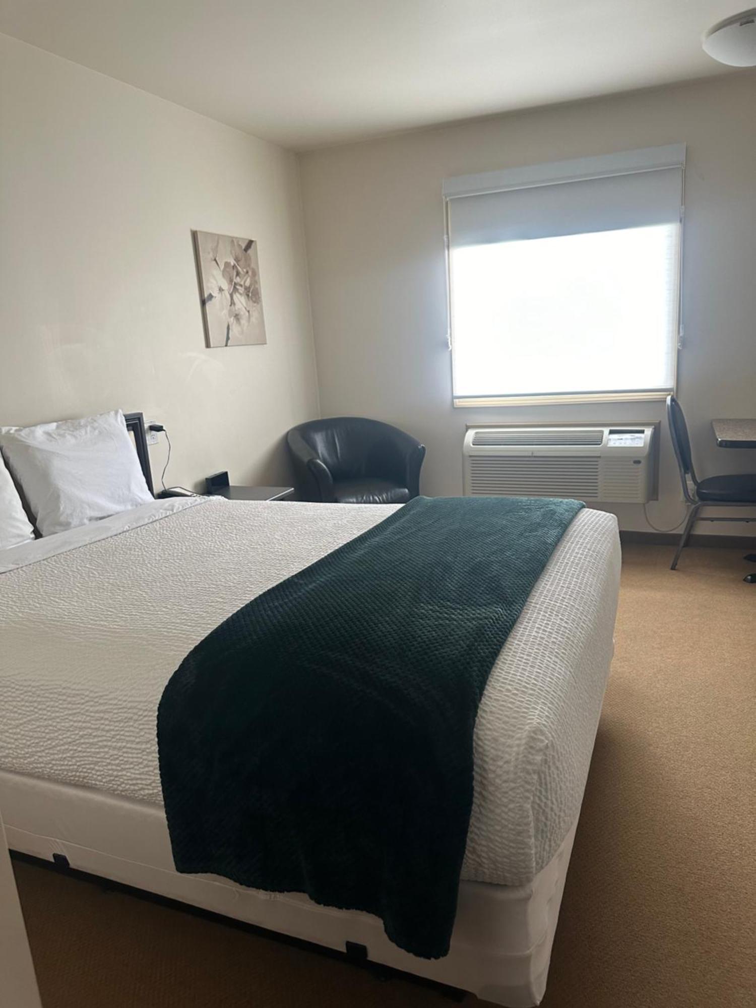Sleep Suite Motel Steinbach Екстер'єр фото