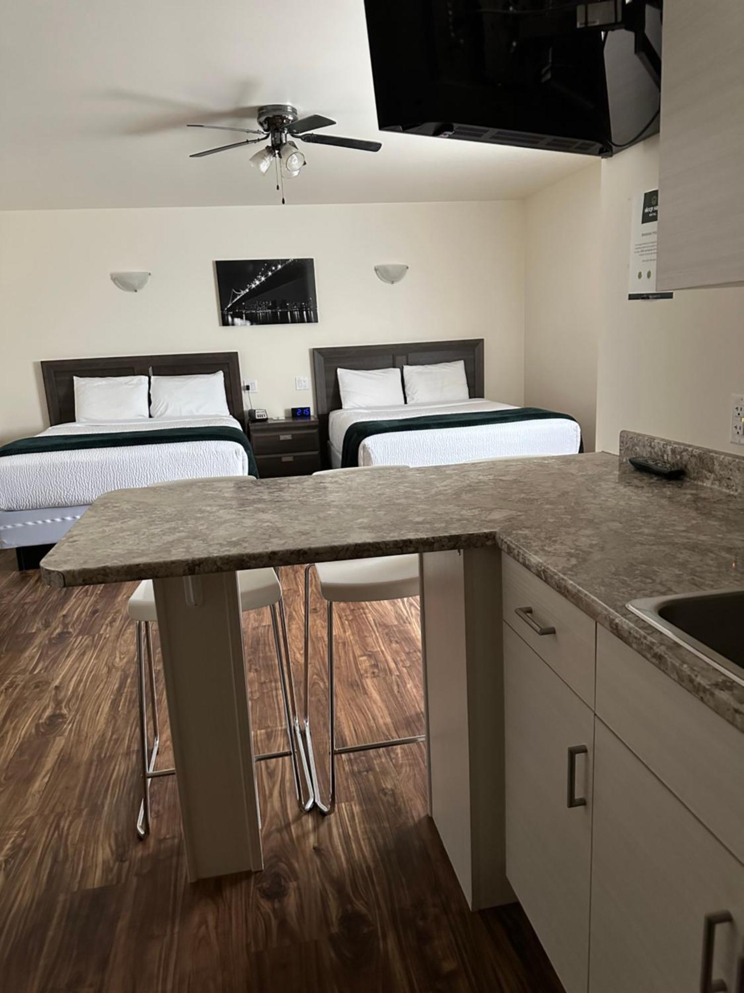 Sleep Suite Motel Steinbach Екстер'єр фото