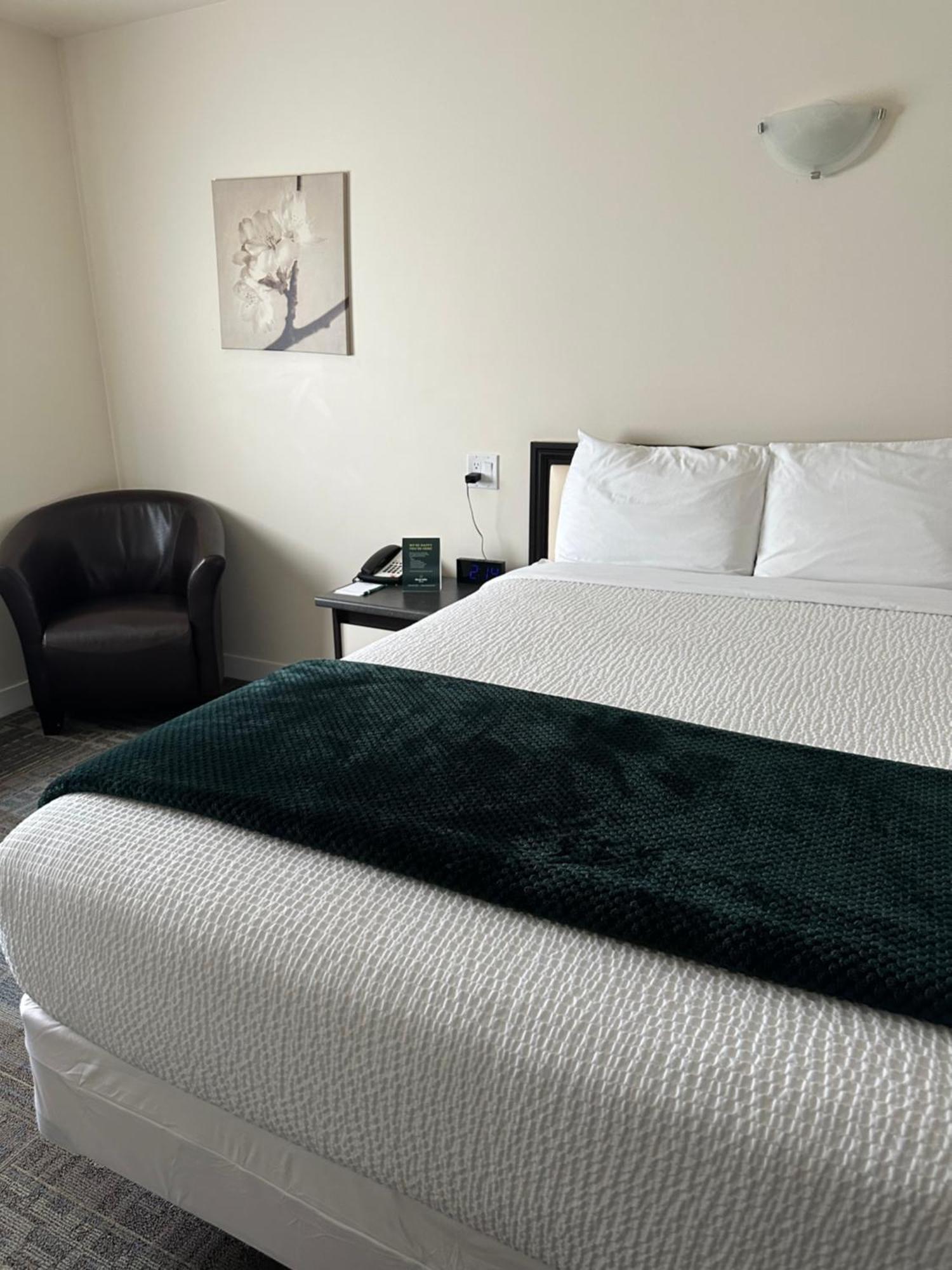 Sleep Suite Motel Steinbach Екстер'єр фото