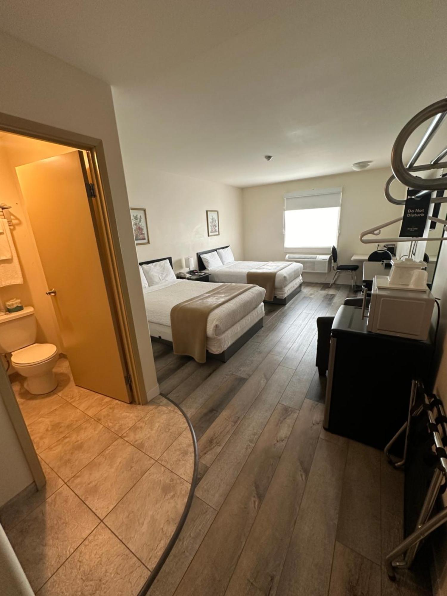 Sleep Suite Motel Steinbach Екстер'єр фото