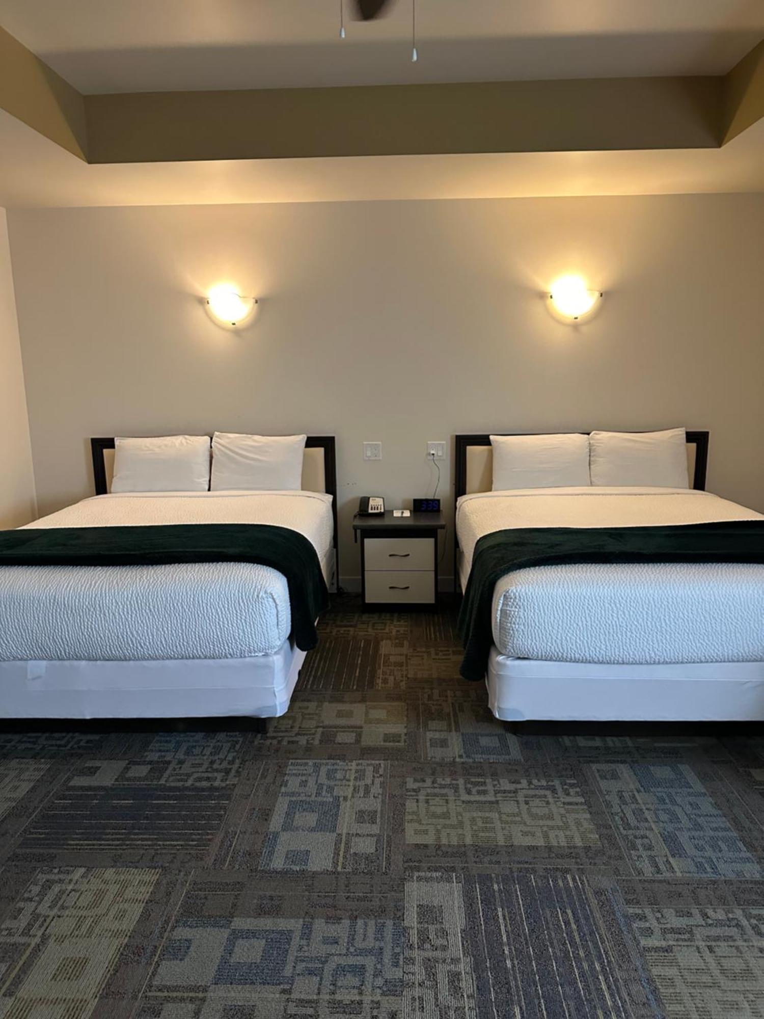 Sleep Suite Motel Steinbach Екстер'єр фото