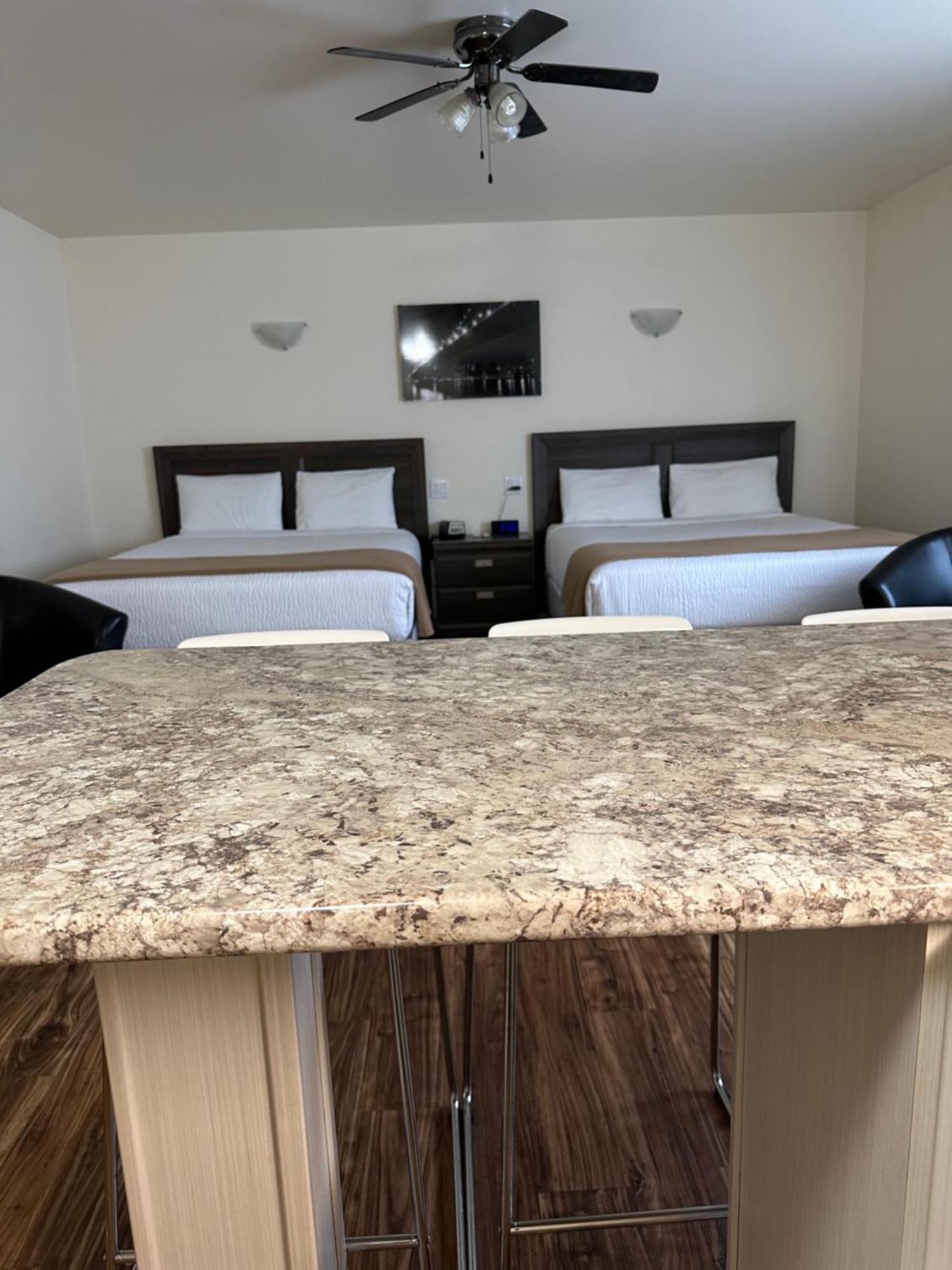 Sleep Suite Motel Steinbach Екстер'єр фото