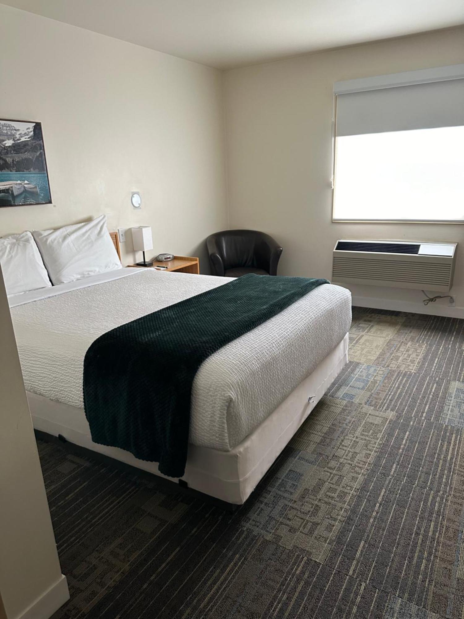 Sleep Suite Motel Steinbach Екстер'єр фото