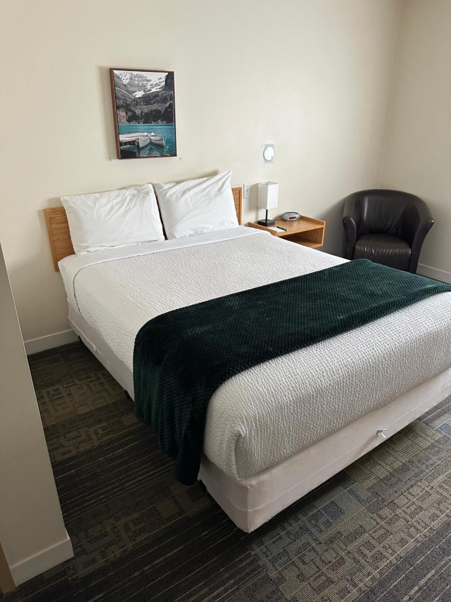 Sleep Suite Motel Steinbach Екстер'єр фото