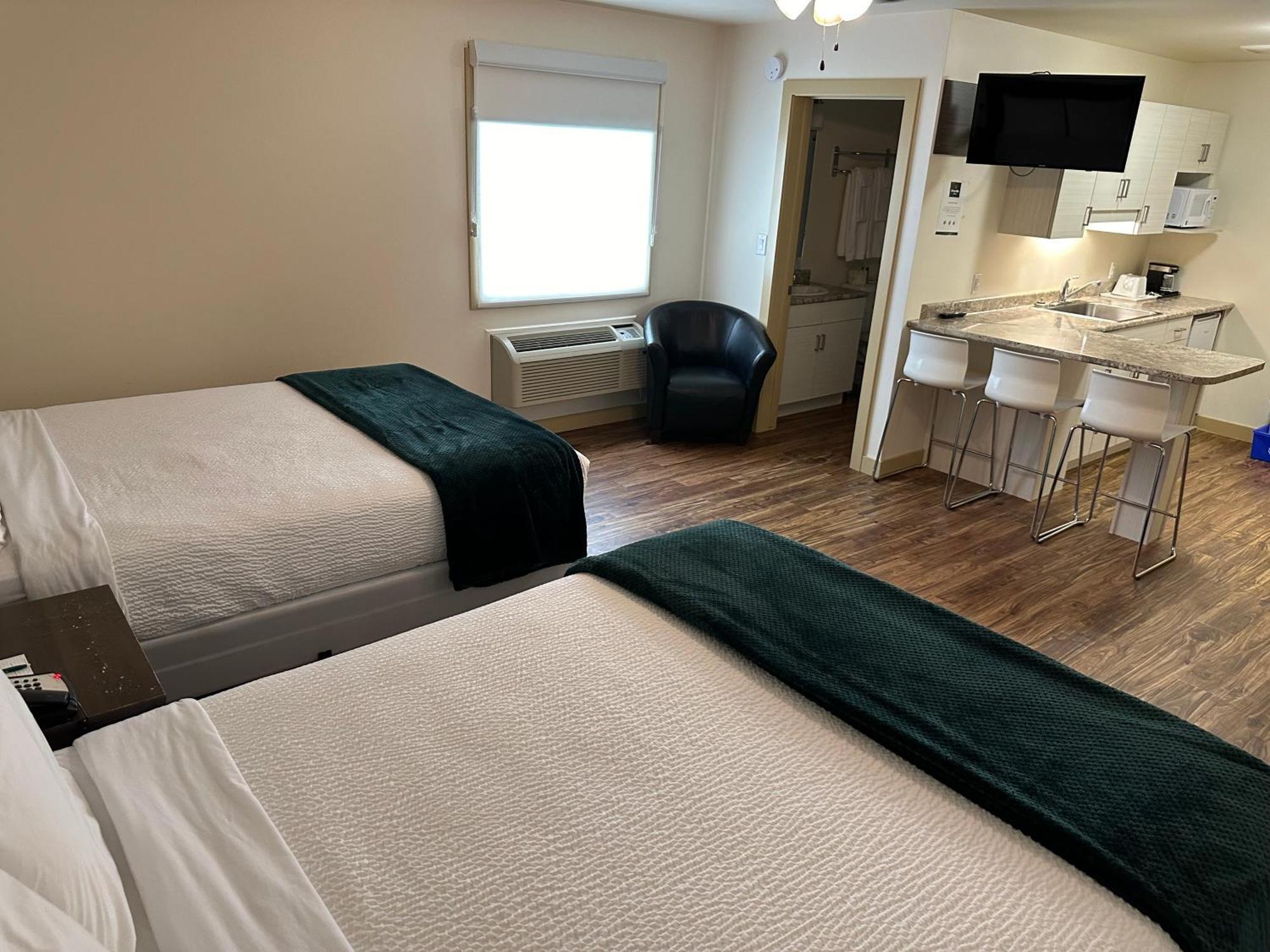 Sleep Suite Motel Steinbach Екстер'єр фото