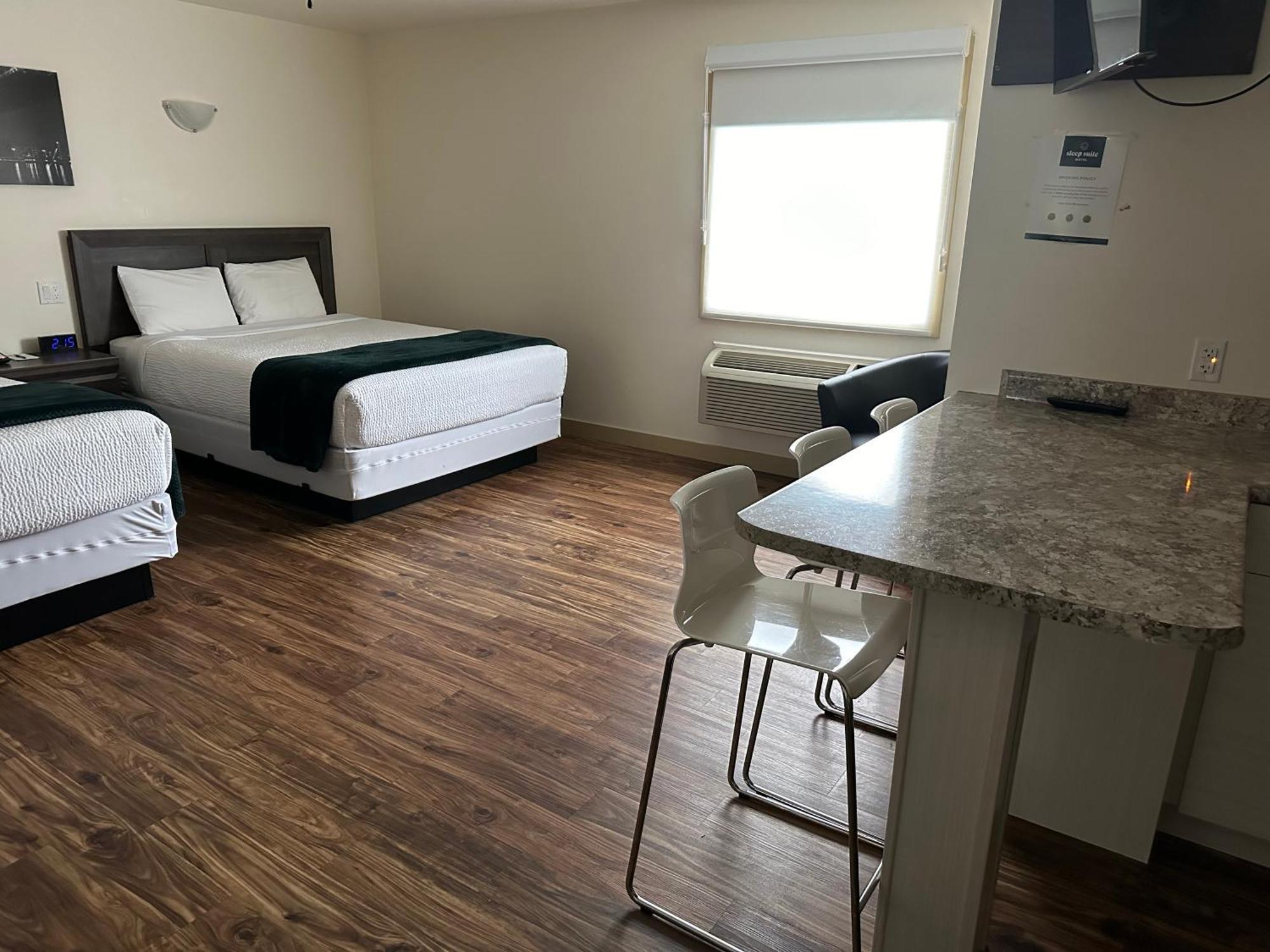 Sleep Suite Motel Steinbach Екстер'єр фото
